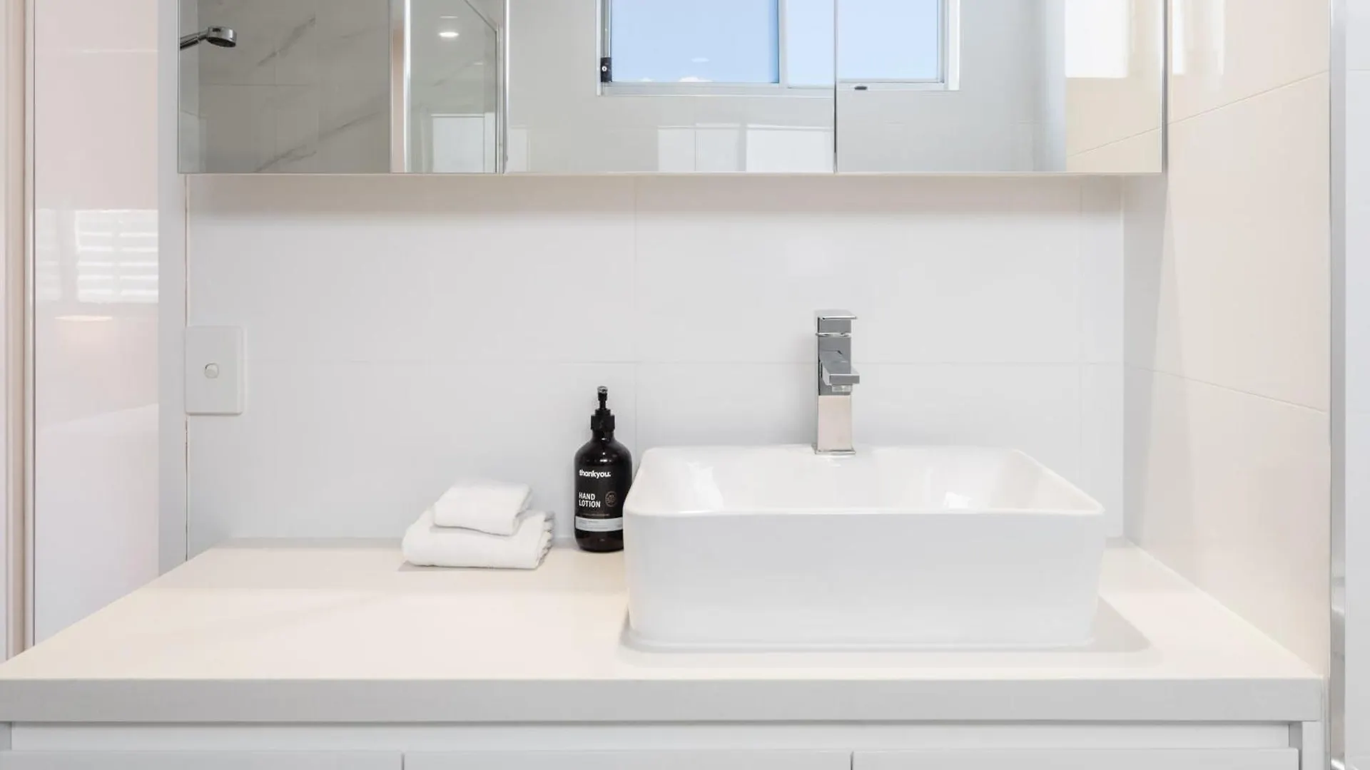 Azure Oceanside Apartment At Kings Beach Caloundra