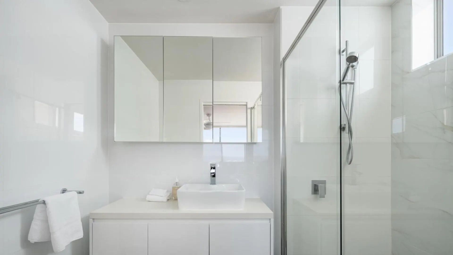 Azure Oceanside Apartment At Kings Beach Caloundra