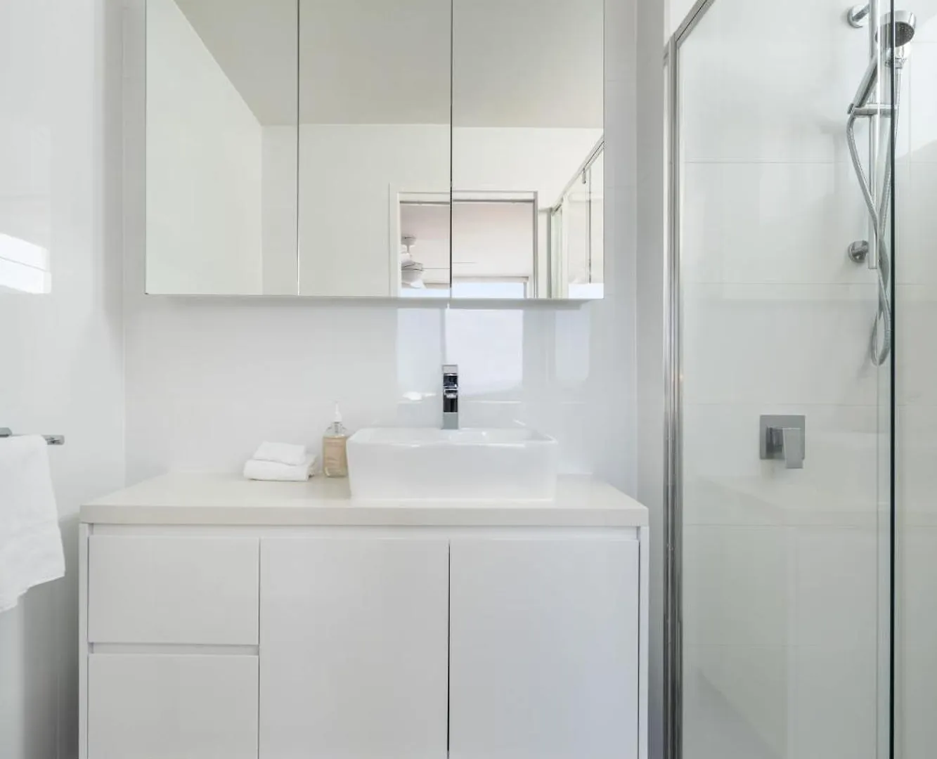 Azure Oceanside Apartment At Kings Beach Caloundra