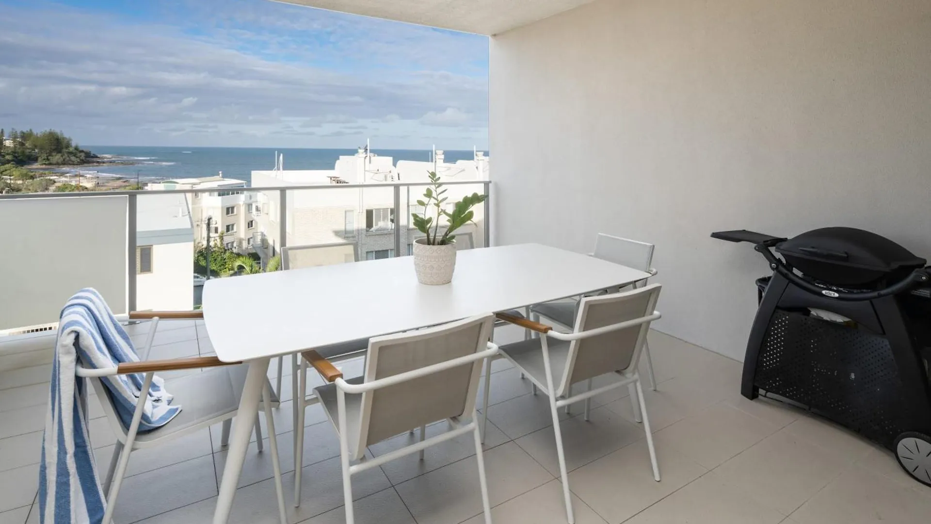Azure Oceanside Apartment At Kings Beach Caloundra