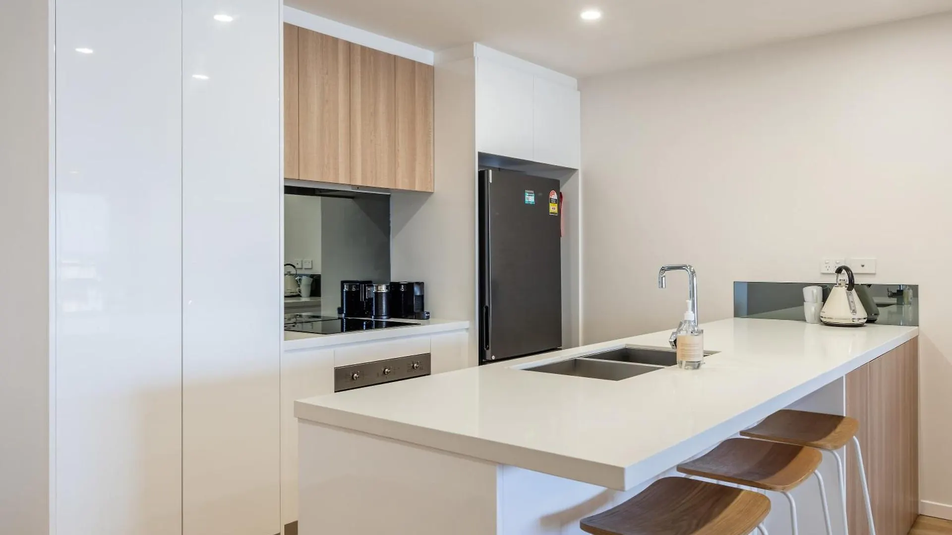 Azure Oceanside Apartment At Kings Beach Caloundra