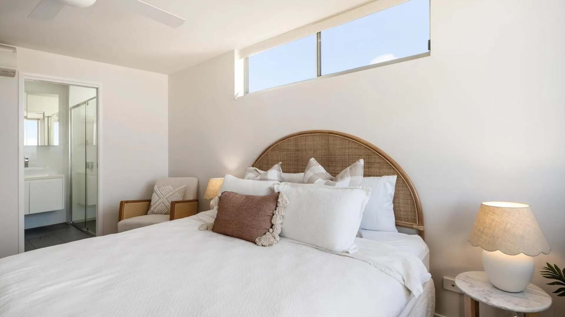 Azure Oceanside Apartment At Kings Beach Caloundra