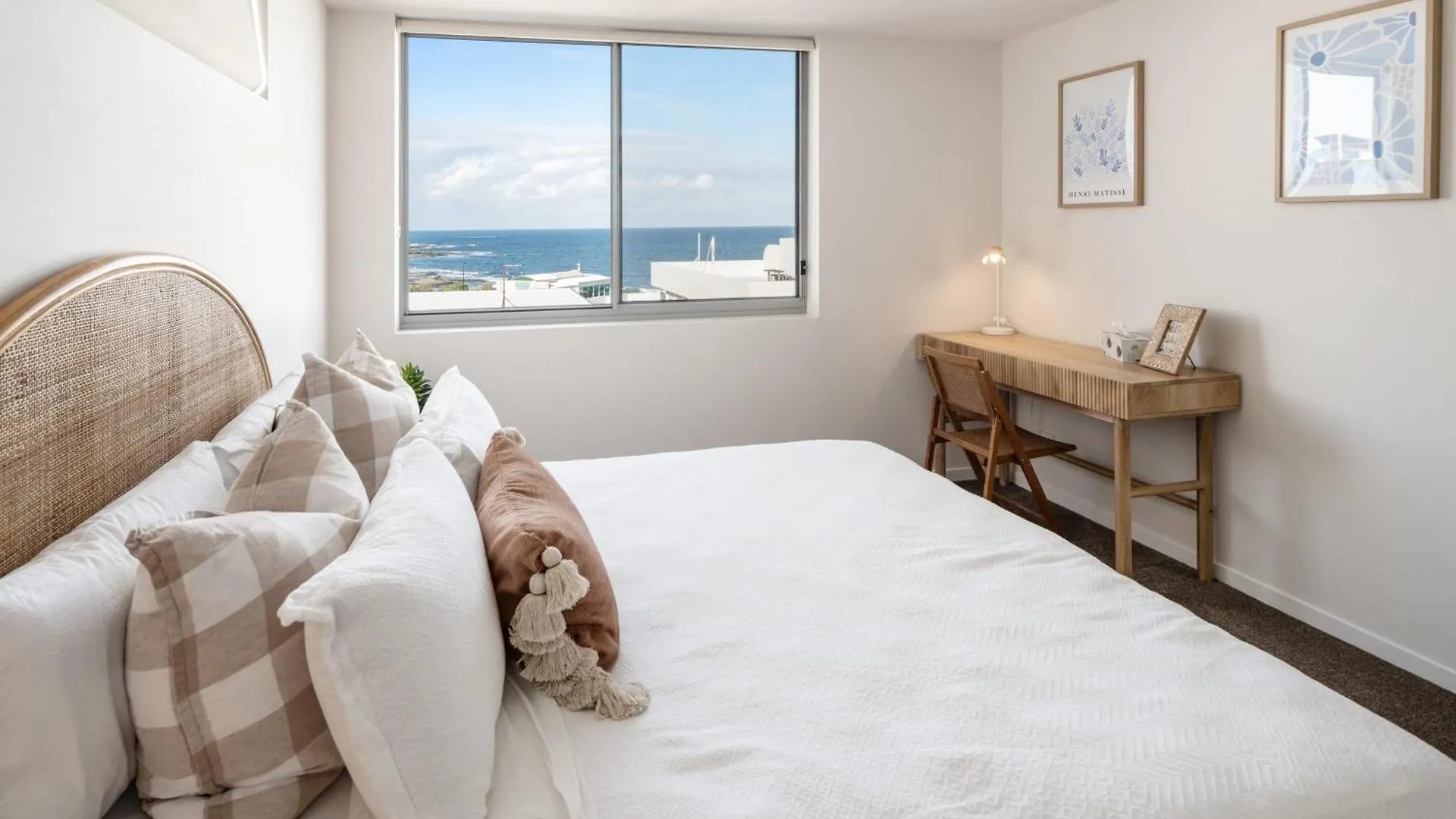 Azure Oceanside Apartment At Kings Beach Caloundra