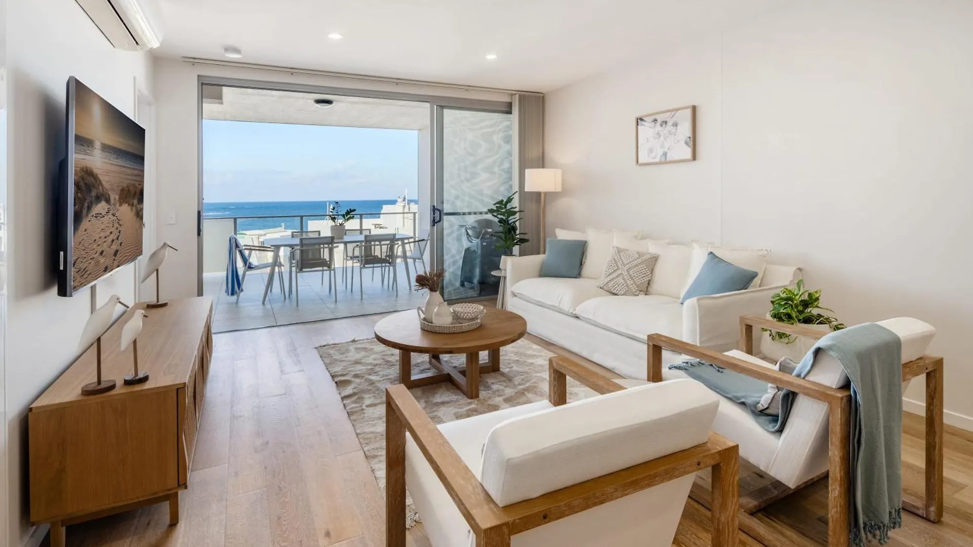 Azure Oceanside Apartment At Kings Beach Caloundra