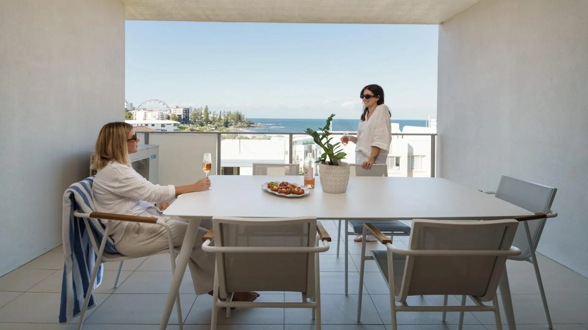 Azure Oceanside Apartment At Kings Beach Caloundra