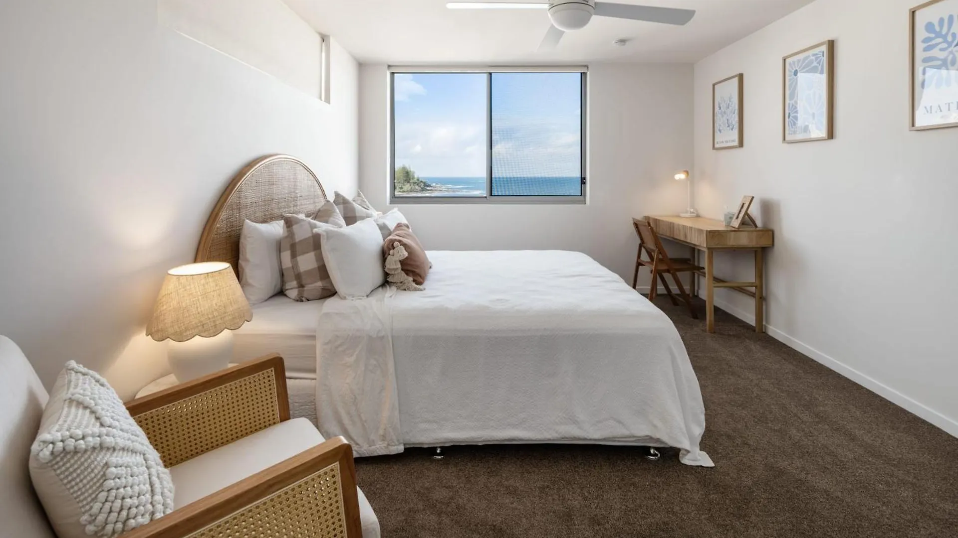 Azure Oceanside Apartment At Kings Beach Caloundra