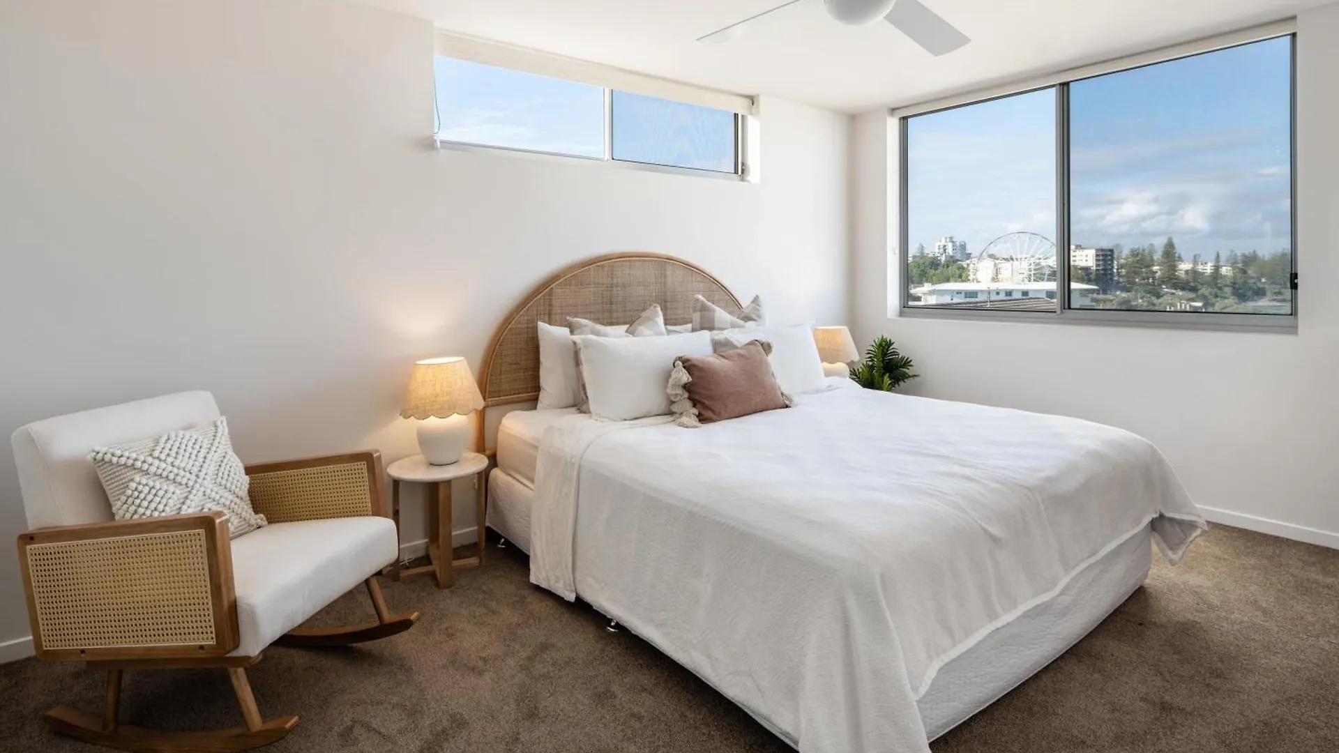 Azure Oceanside Apartment At Kings Beach Caloundra